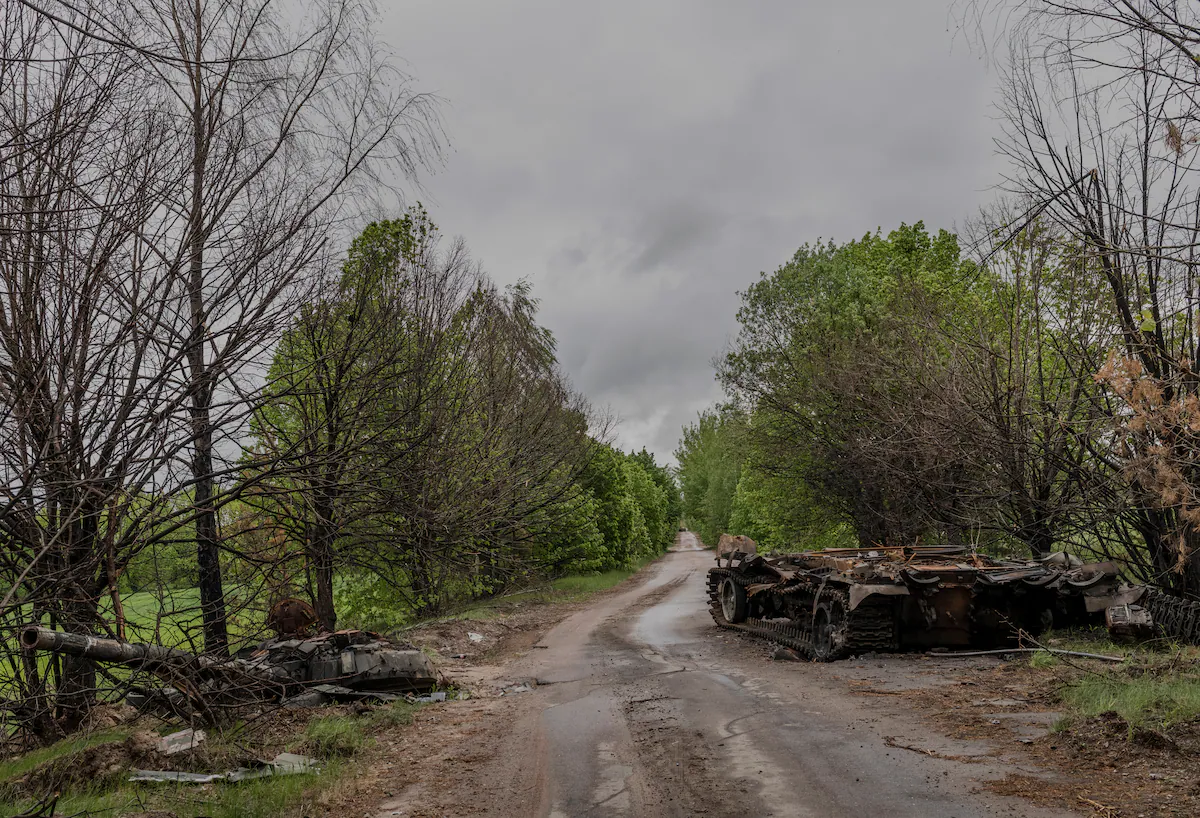 Знищений російський танк на дорозі поблизу Чернігова, Україна, у травні 2022 року.